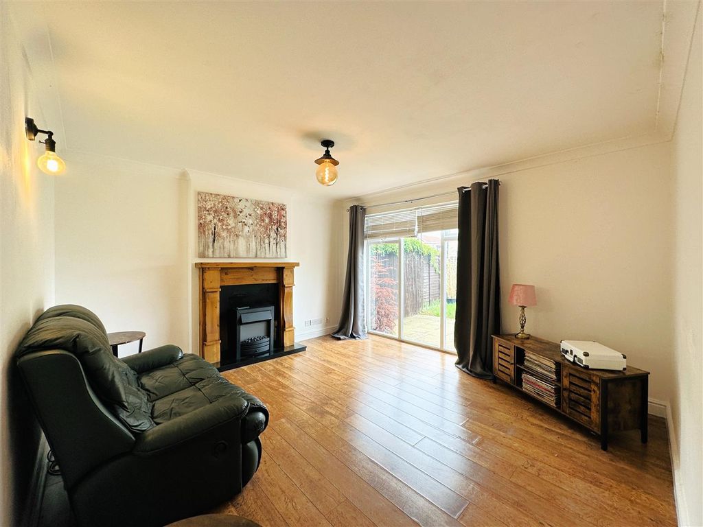 Property photo 3 of 19 Lounge
