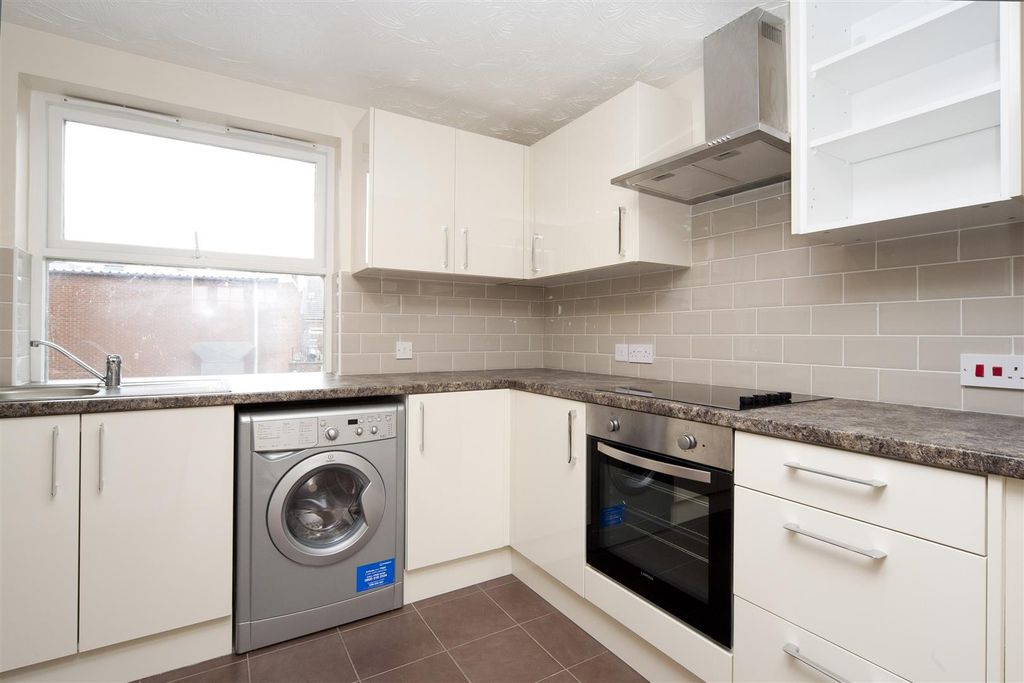 Property photo 3 of 7 Kitchen
