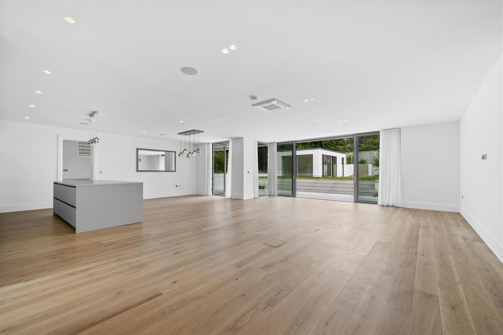 Property photo 3 of 40 92 Copse Hil,6.Jpg