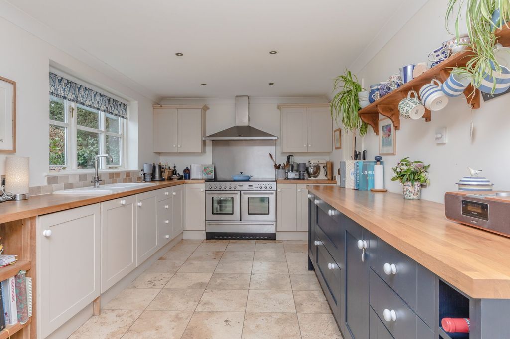 Property photo 3 of 28