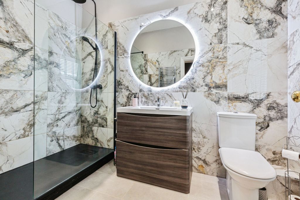 Property photo 3 of 30 En Suite