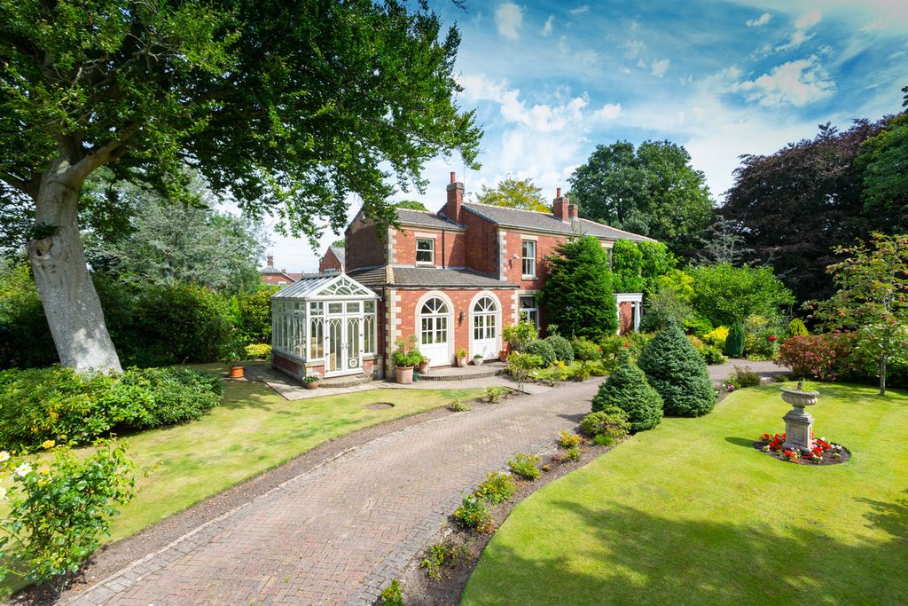 Property photo 1 of 32