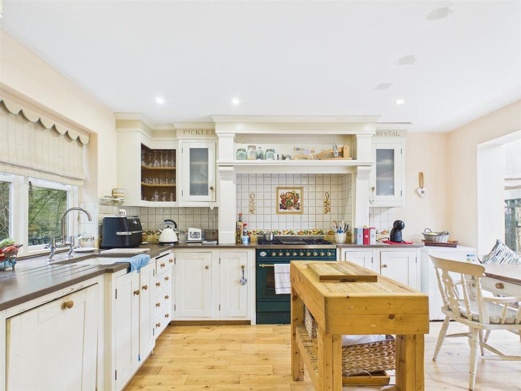 Property photo 2 of 11 Kitchen