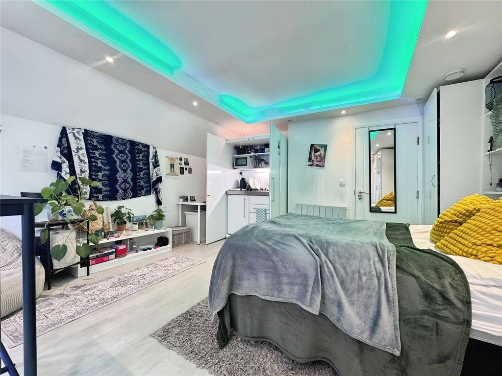 Property photo 2 of 10 Studio