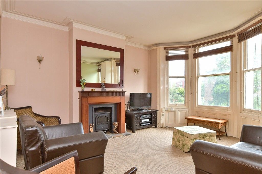 Property photo 2 of 11 Lounge