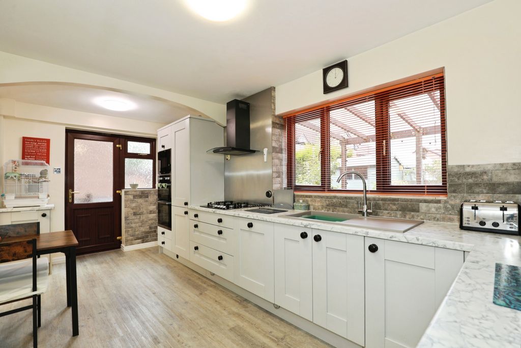 Property photo 3 of 20 Breakfast Kitchen