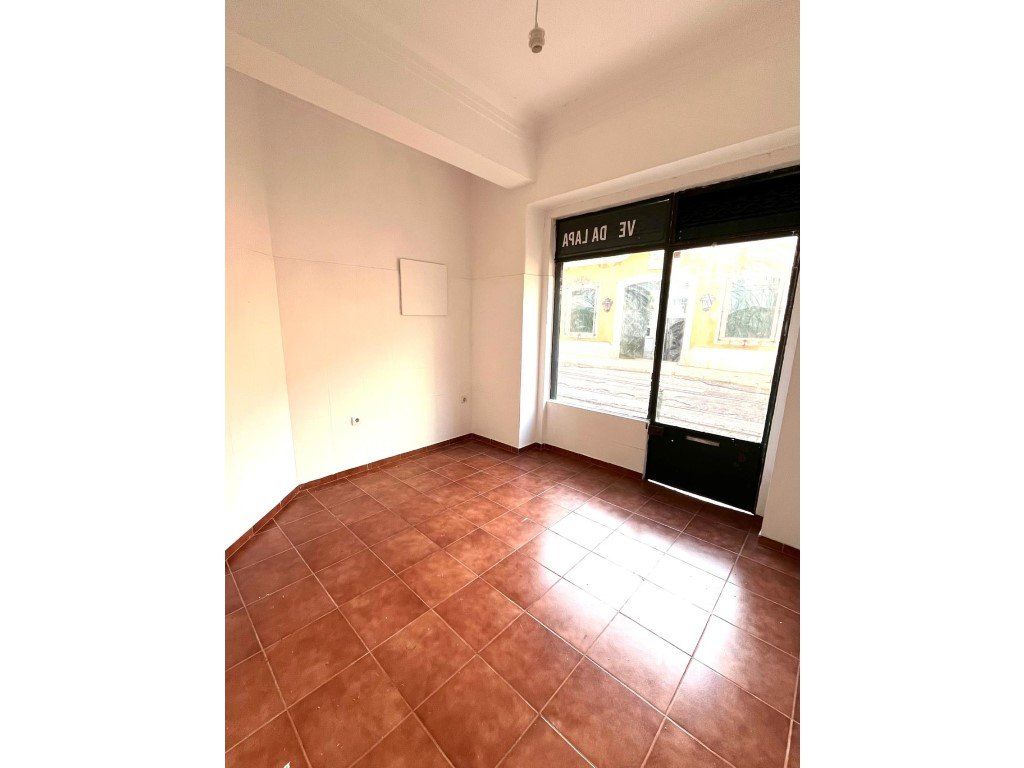 Property photo 1 of 5 Commercial Space Close To Jardim Da Estrela, In Lapa