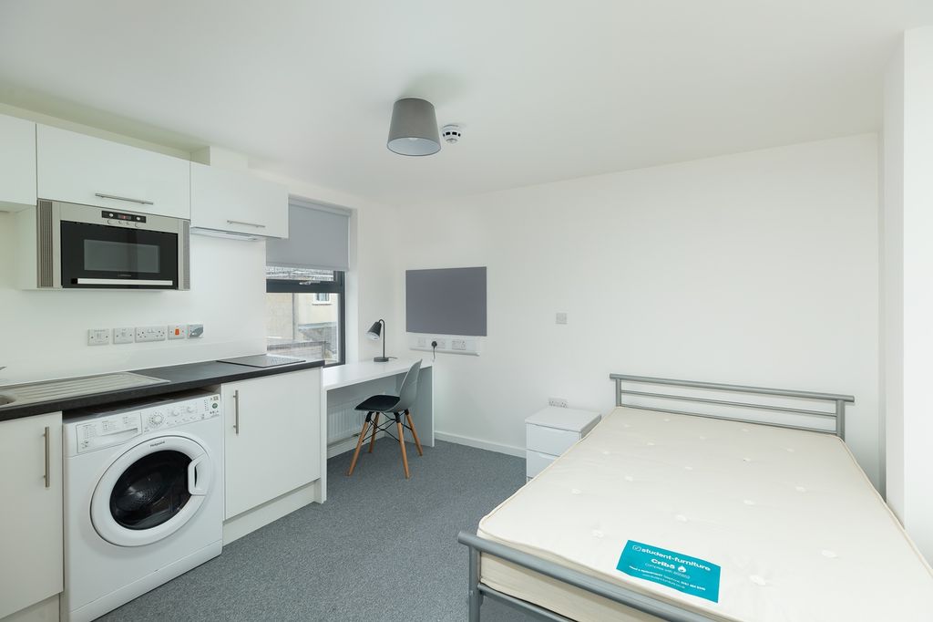 Property photo 3 of 5 A Bright And Spacious Double Bedroom Featuring Mod...