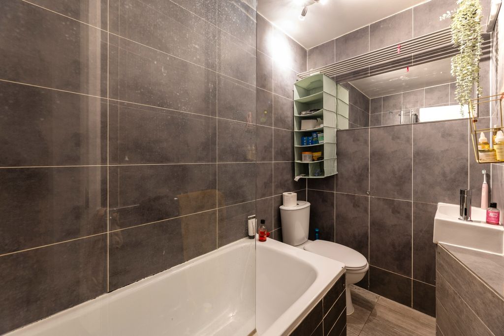 Property photo 3 of 9 Bathroom