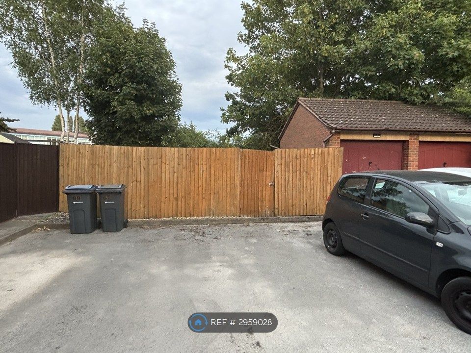 Property photo 3 of 17 Garden And Parking