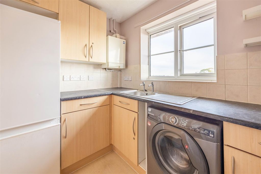 Property photo 3 of 11 Kitchen