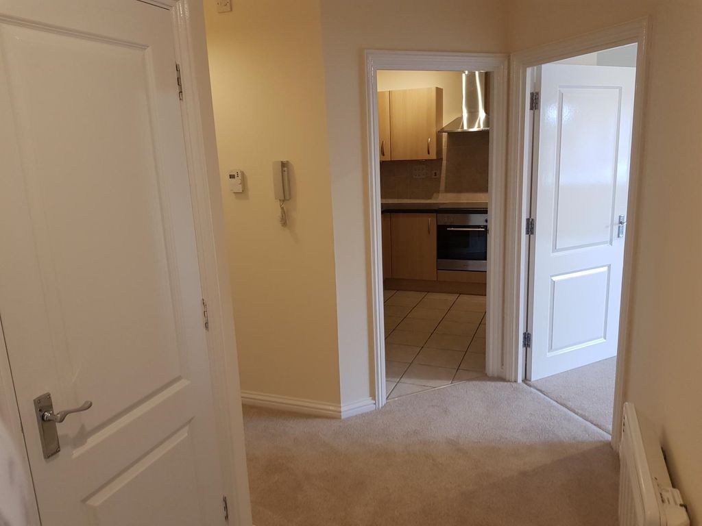 Property photo 3 of 14 Hallway