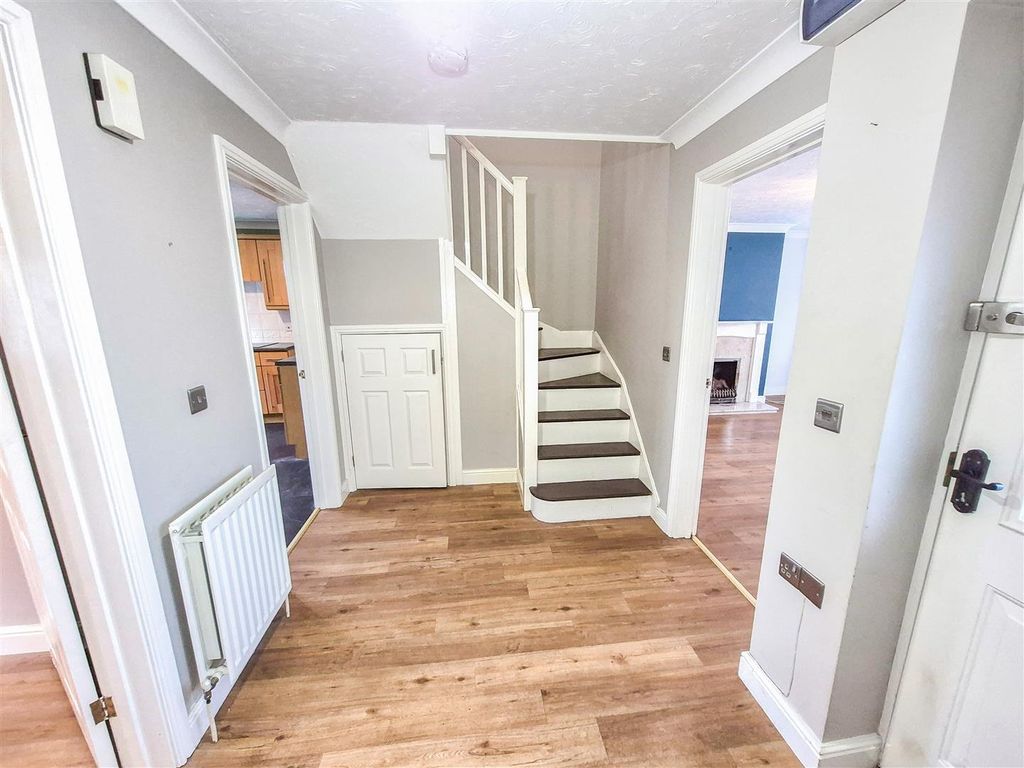 Property photo 2 of 14 24-12-2025__20-52-49_1_Mayflower___Hallway_4620.Qu