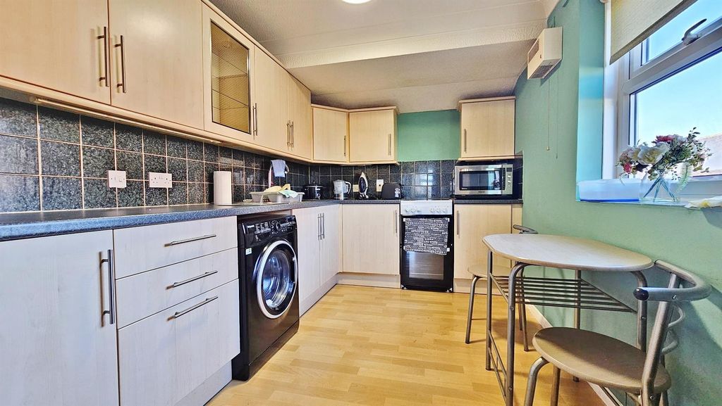 Property photo 2 of 12 Kitchen/Breakfast Room