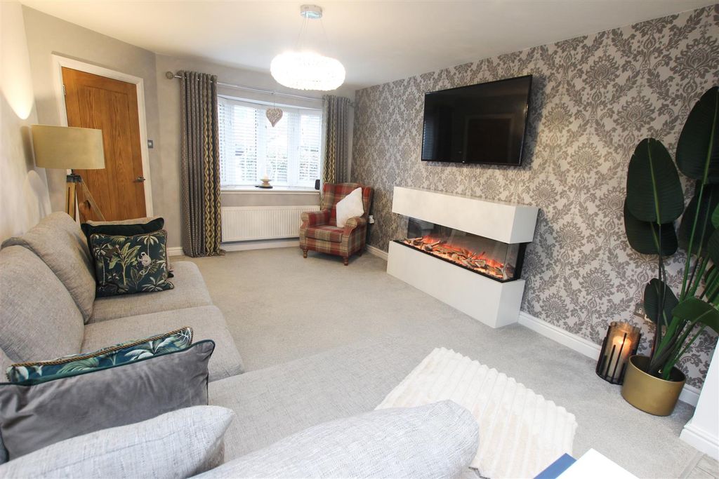 Property photo 3 of 17 Lounge