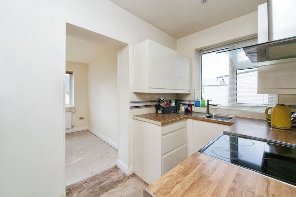 Property photo 3 of 16 Kitchen