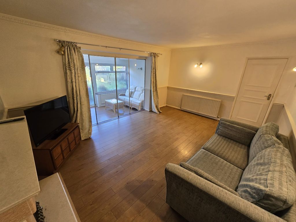 Property photo 3 of 17 Lounge B