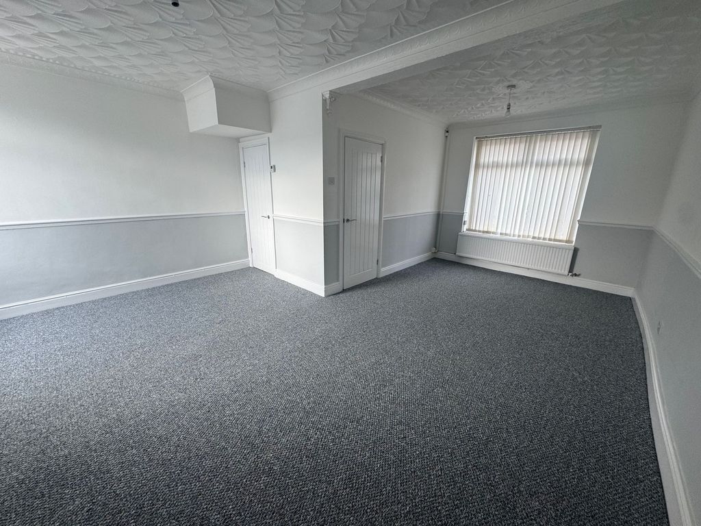 Property photo 3 of 13 Lounge