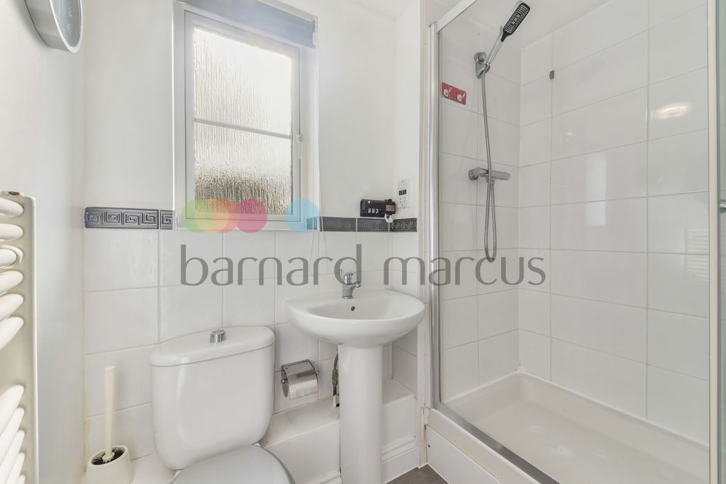 Property photo 3 of 8 En-Suite Bathroom
