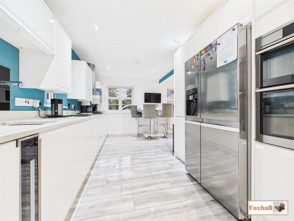 Property photo 3 of 33 Kitchen / Breakfast Room