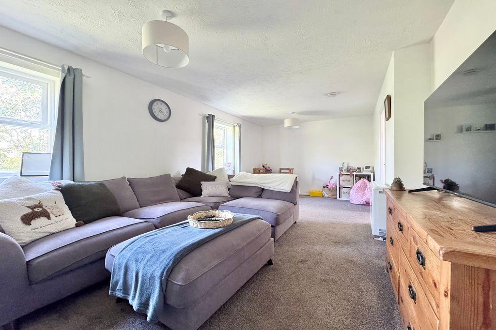 2 bed flat for saleRowan Place, Weston-Super-Mare - Garage & Parking BS24 photo 4