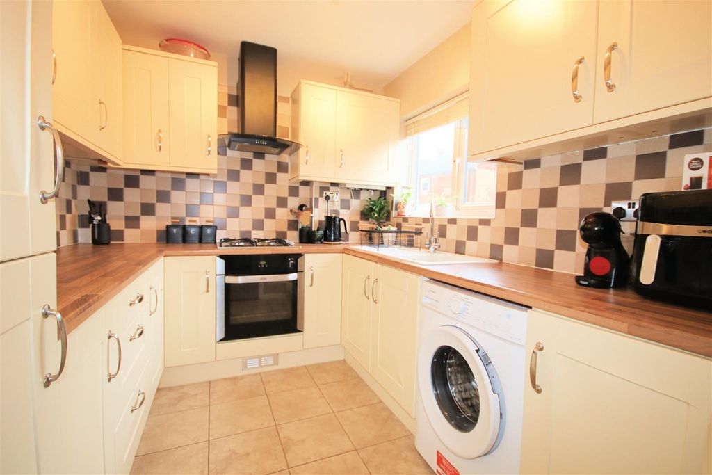 Property photo 3 of 19 Fitted Kitchen