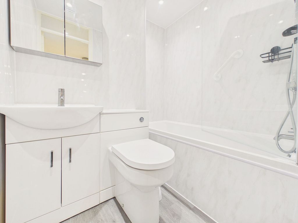 Property photo 3 of 13 Bathroom