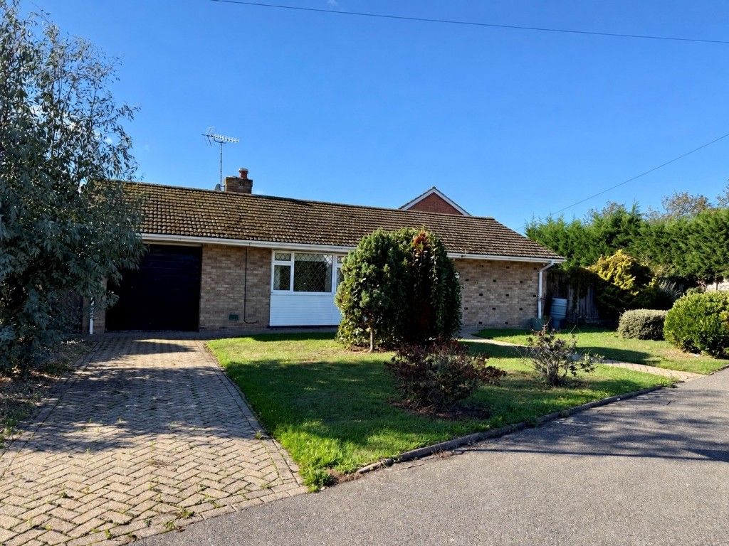 Property photo 2 of 13 Detached Bungalow With Parking