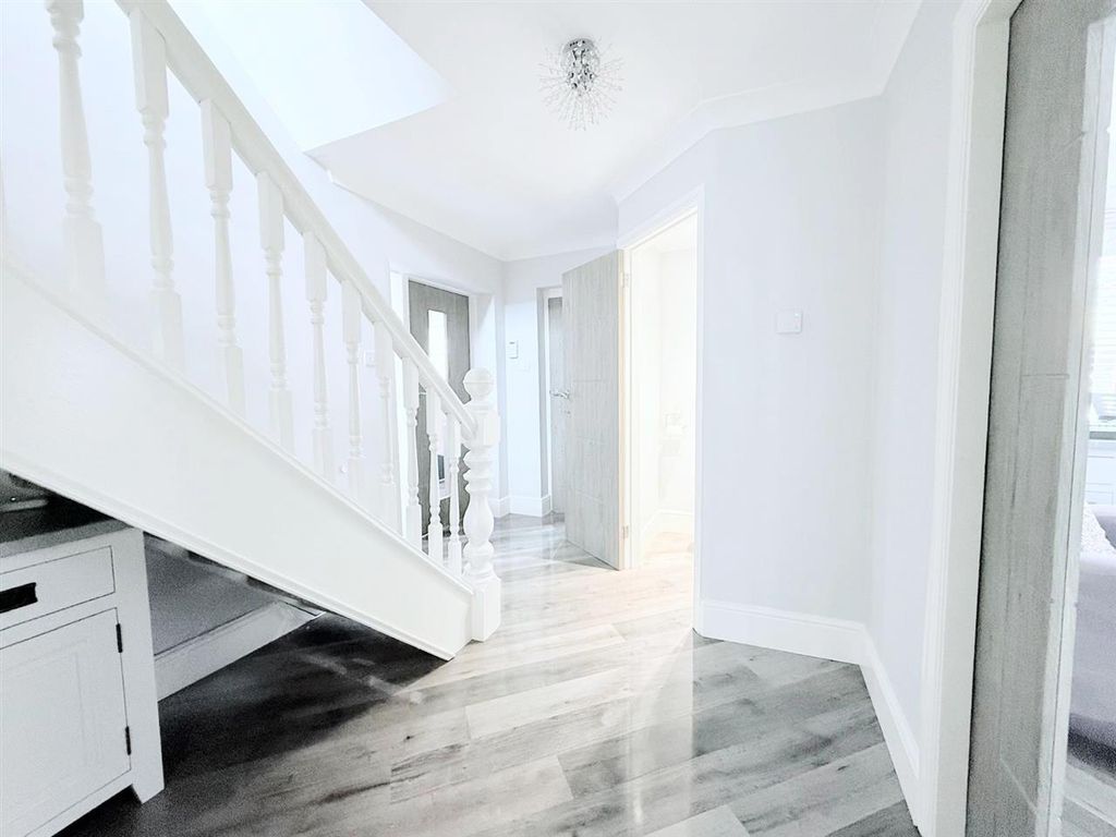 Property photo 3 of 28 Entrance Hall