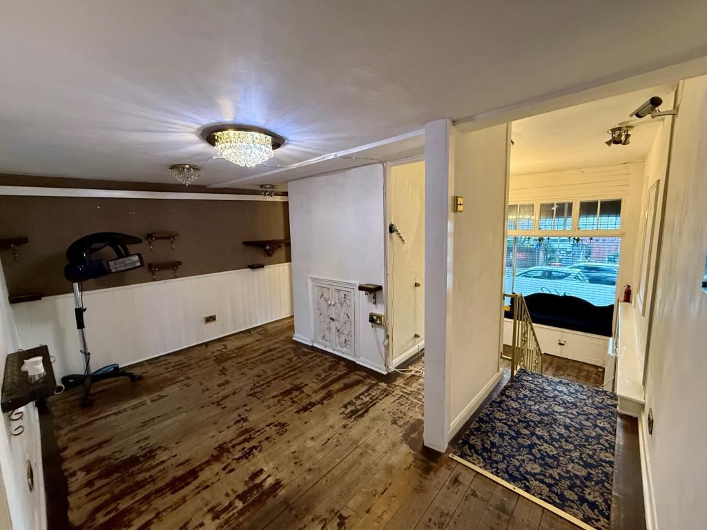 Property photo 3 of 10 Salon Area