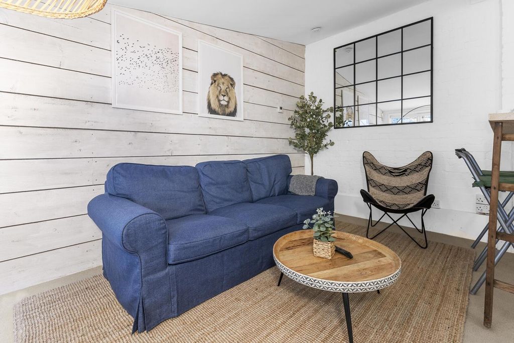 Property photo 1 of 10 Living Room