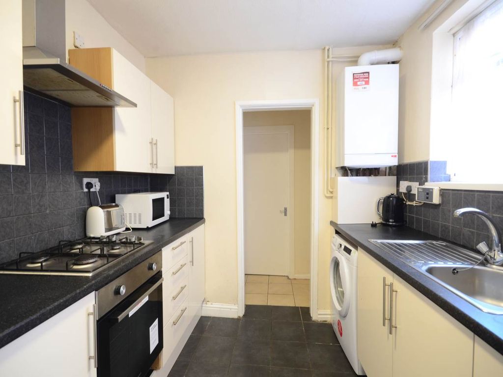 Property photo 3 of 12 Kitchen 1