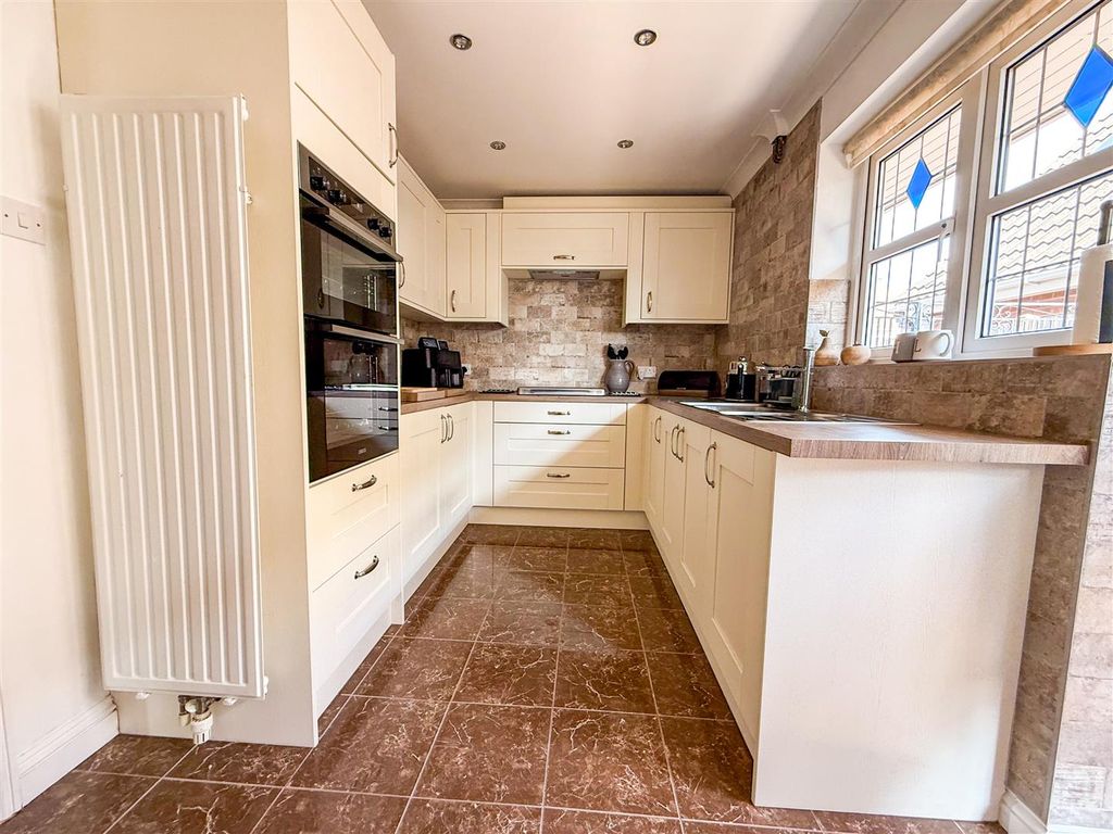 Property photo 3 of 33 Kitchen