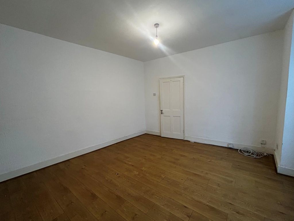 Property photo 3 of 8 6.Jpg