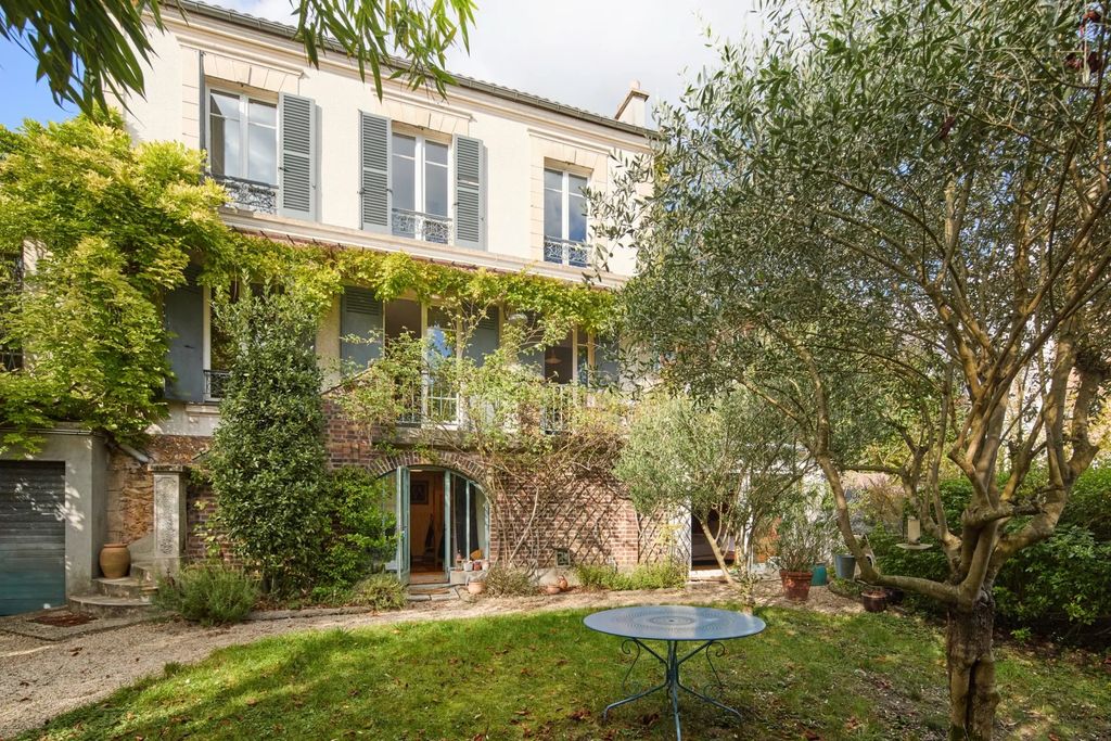 Property photo 1 of 12 A Lovely Family House With A Garden Near The Saint-Cloud Park