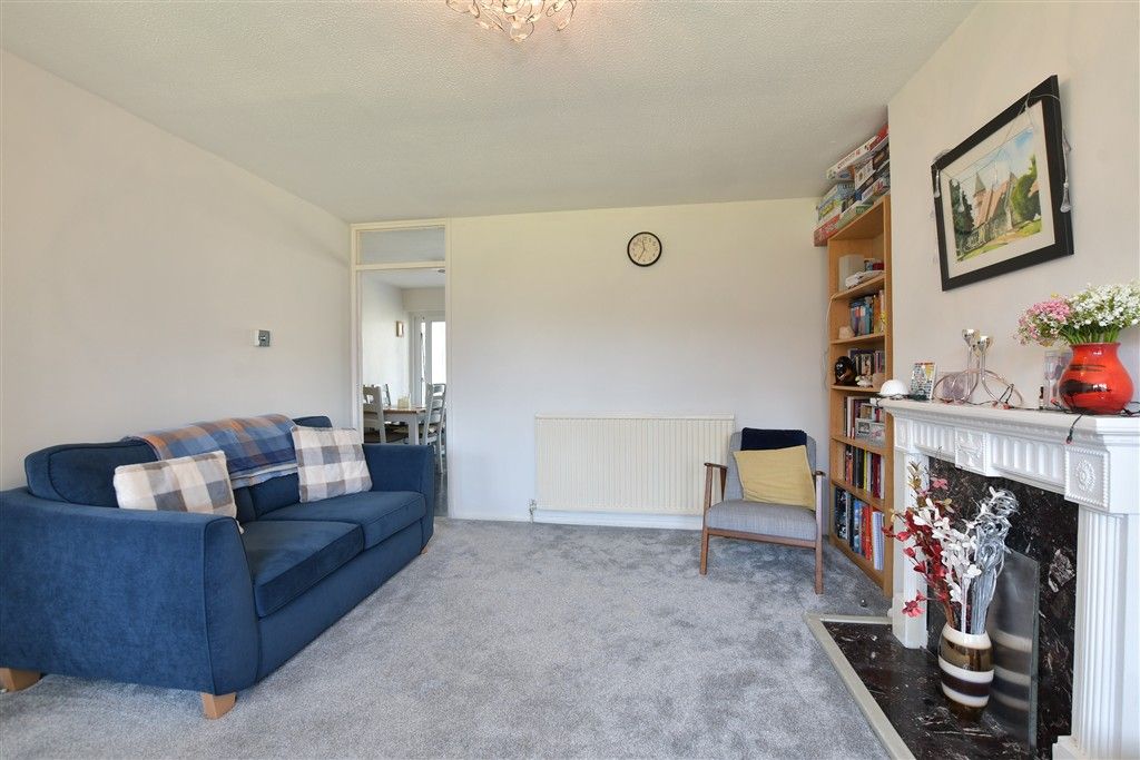 Property photo 3 of 12 Lounge