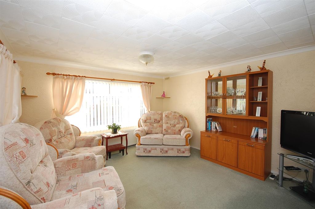Property photo 3 of 9 29Newfielddrivelounge.Jpg