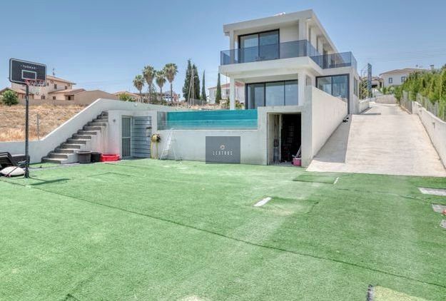 Property photo 2 of 25