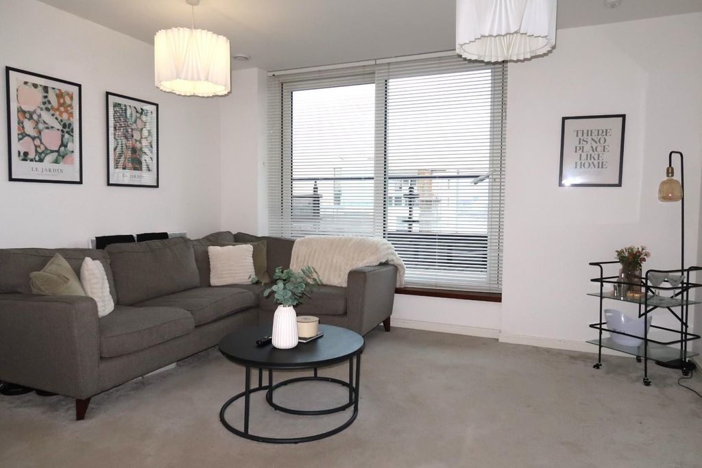 Property photo 2 of 17 Lounge