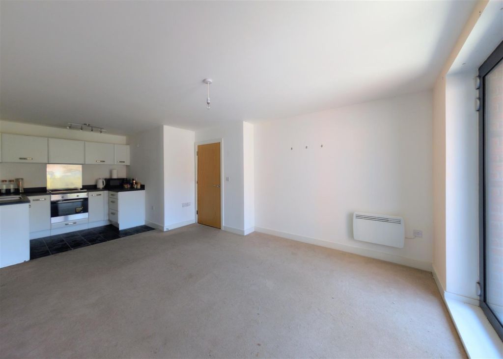 1 bed flat for saleKiln Close, Gloucester GL1 photo 2