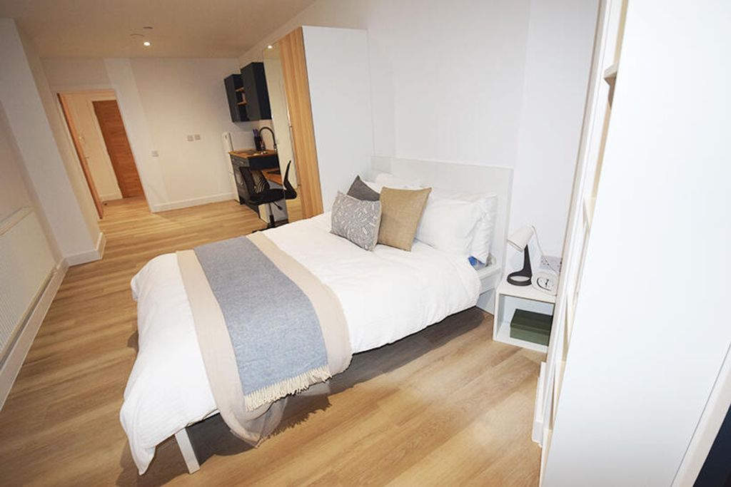 Property photo 2 of 4 Spacious Double Bedroom Featuring A Comfortable Be...