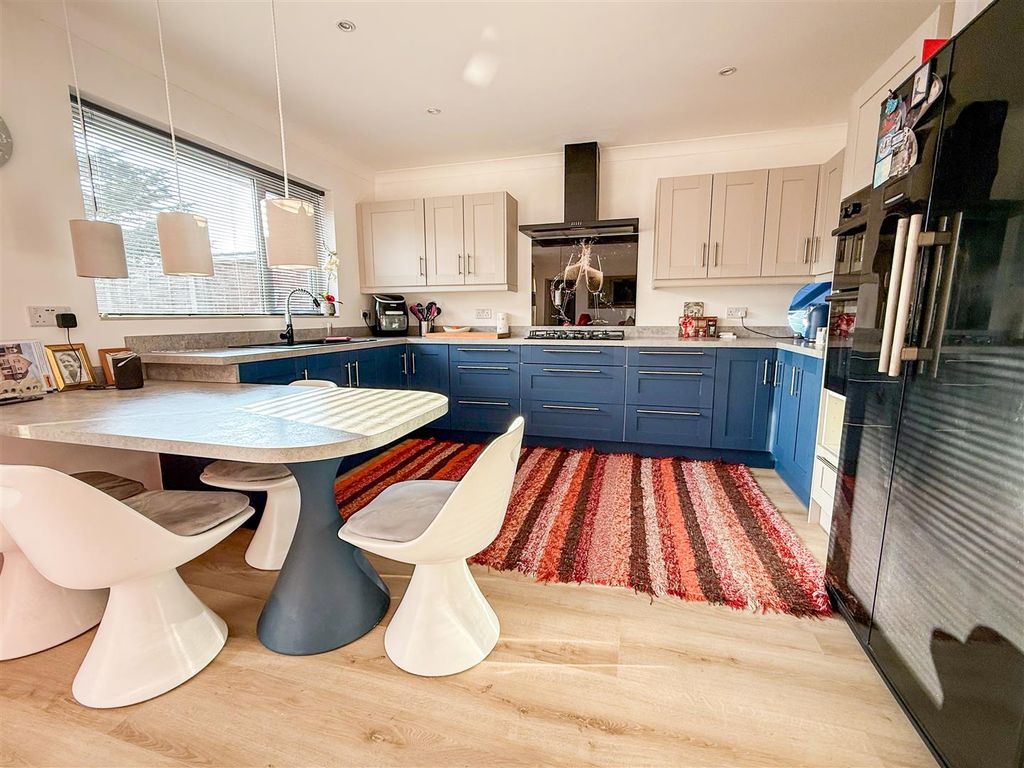 Property photo 3 of 24 Kitchen/ Dining Area