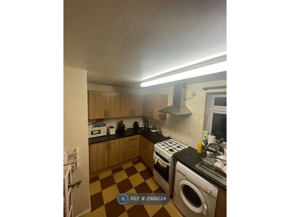 Property photo 3 of 9 Kitchen