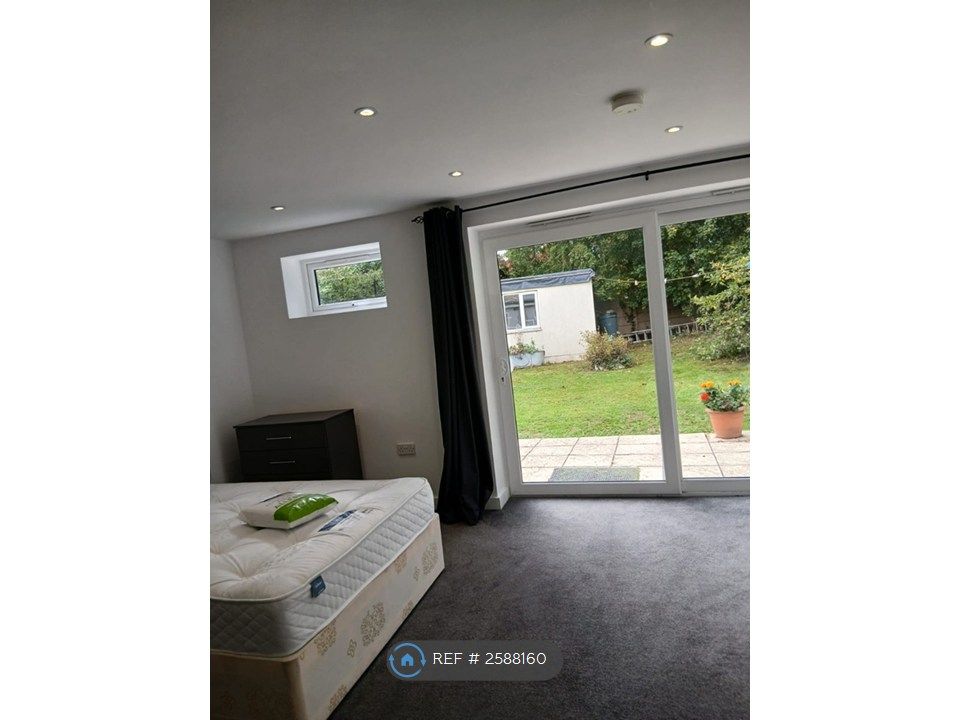 Property photo 1 of 9 Double Bedroom