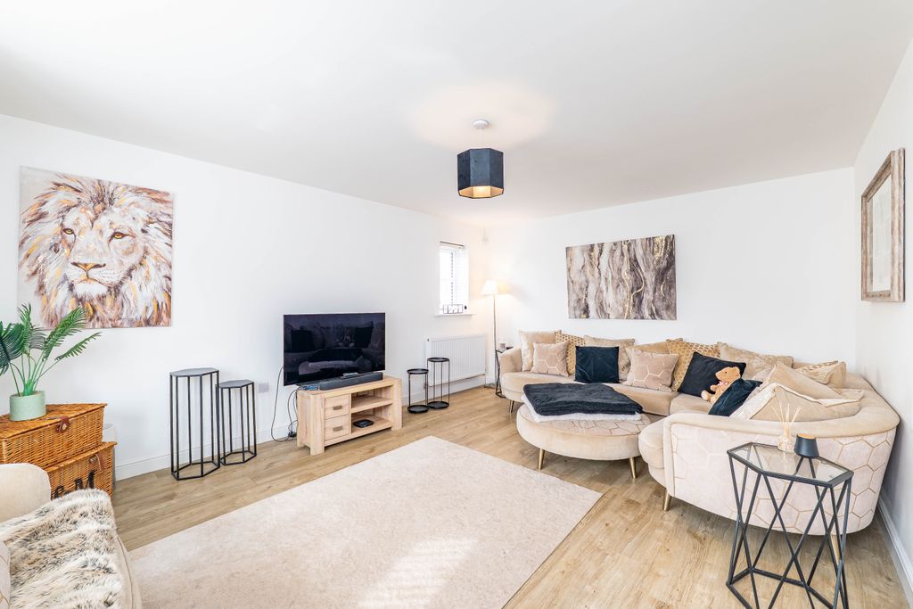 Property photo 3 of 21 Living Room