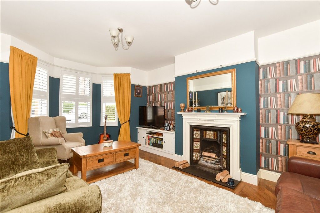 Property photo 2 of 17 Lounge