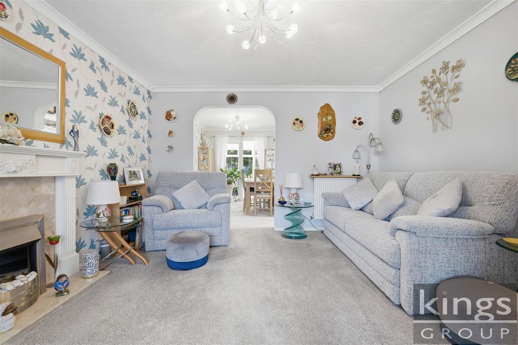 Property photo 3 of 24 Lounge