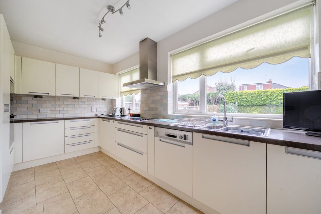 Property photo 2 of 17 Picture No. 12