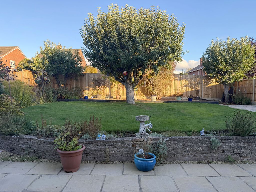 Property photo 2 of 17 Garden1