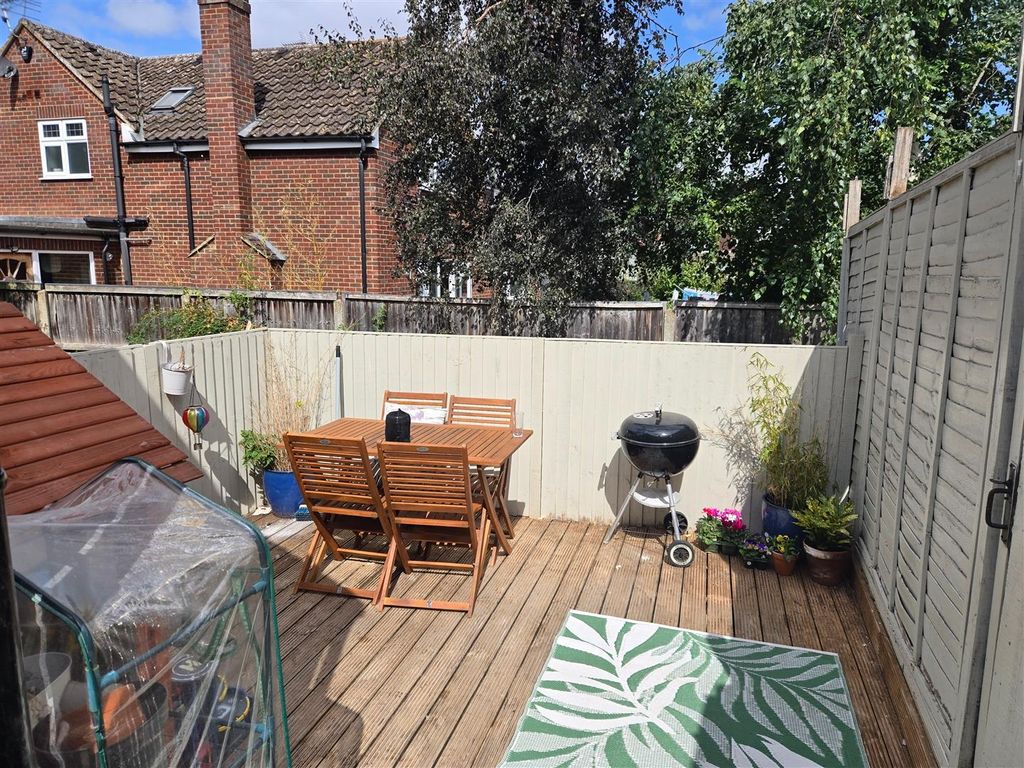 Property photo 3 of 25 Rear Courtyard Garden